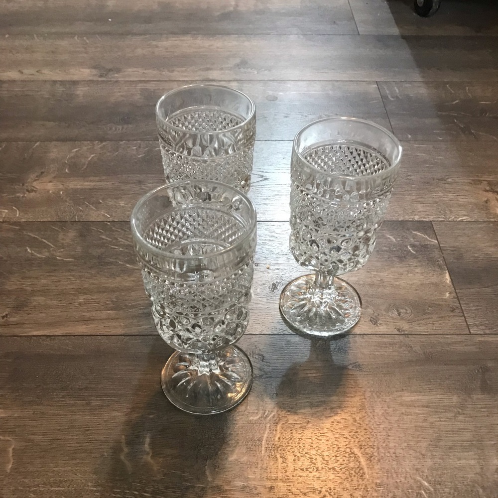 Set of 3 stemmed glasses‎